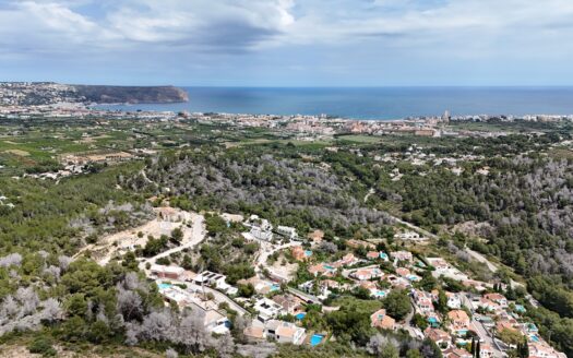 Parcela en venta con orientacion sur y vistas al mar en Javea.