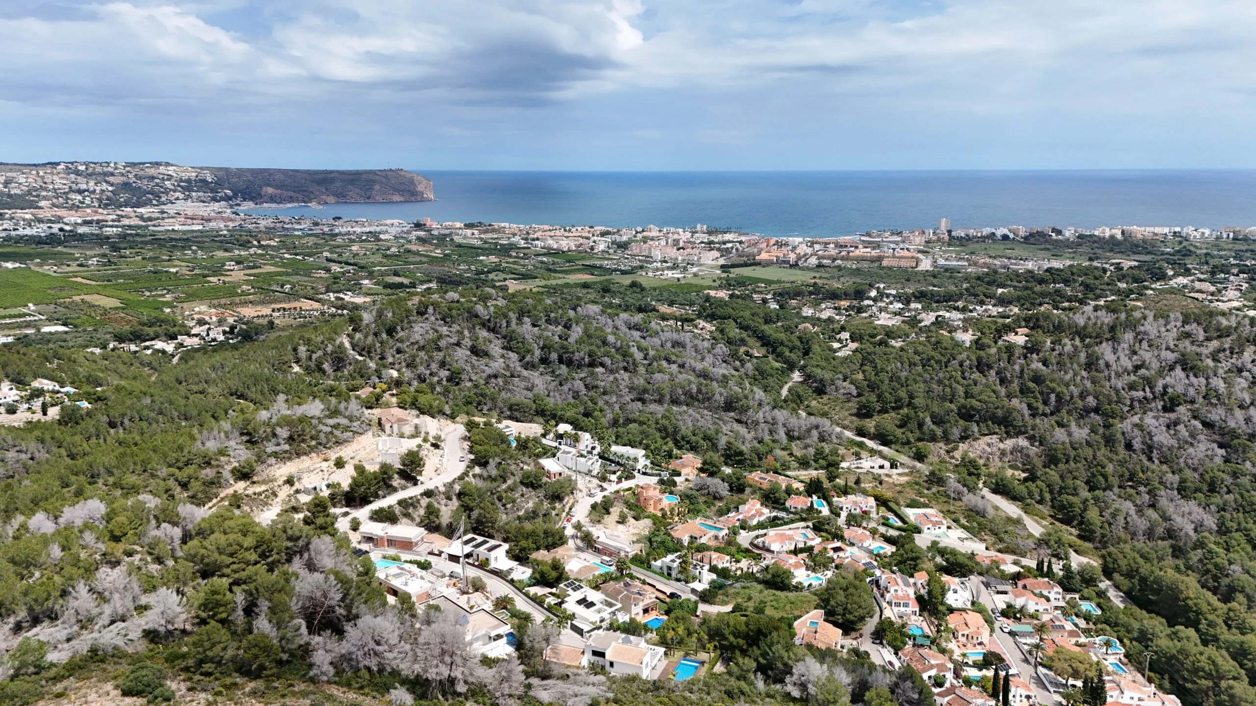 Parcela en venta con orientacion sur y vistas al mar en Javea.