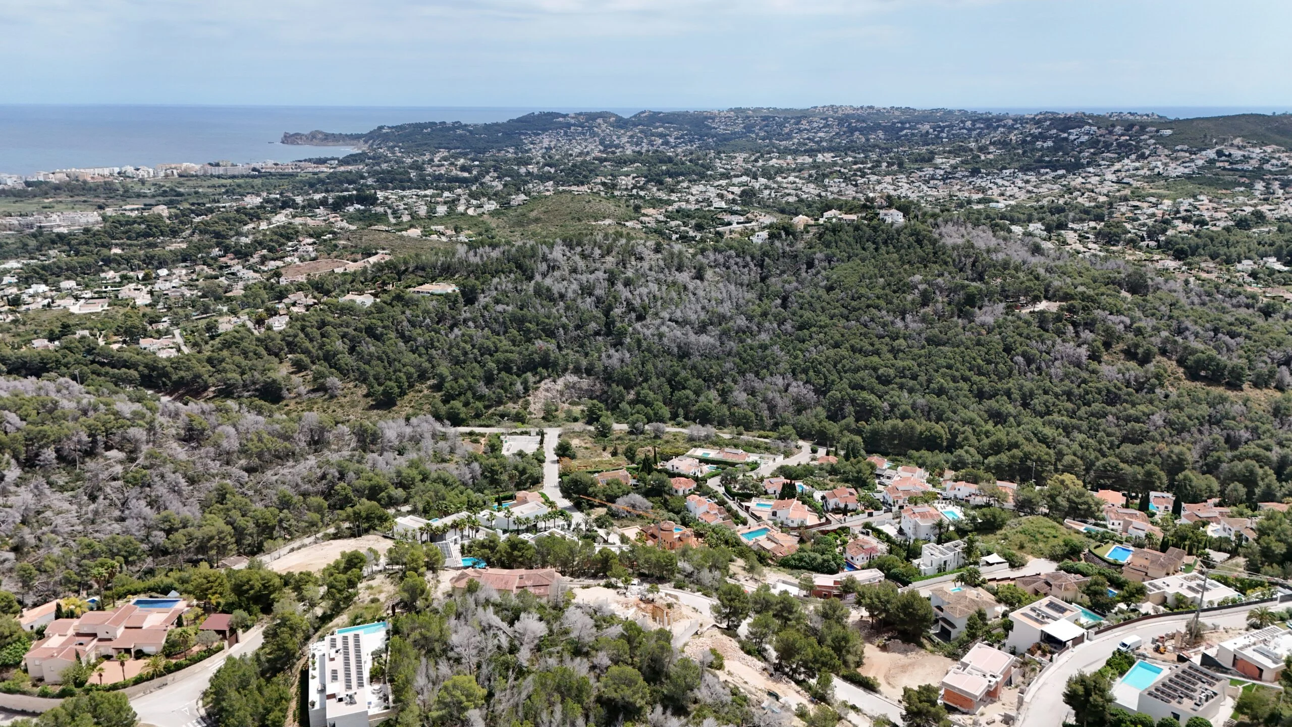 Parcela en venta con orientacion sur y vistas al mar en Javea.