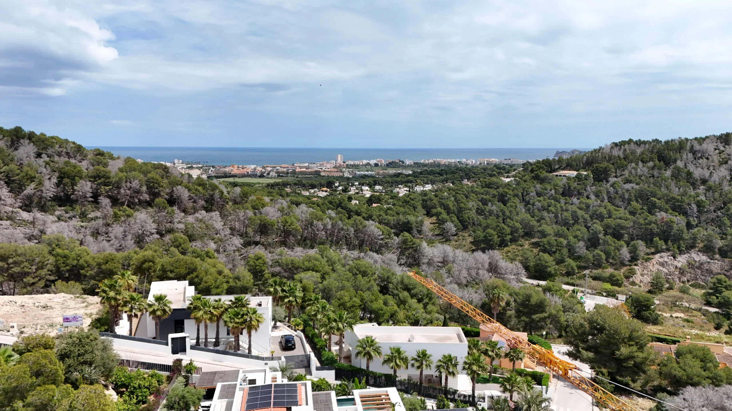 Parcela en venta con orientacion sur y vistas al mar en Javea.