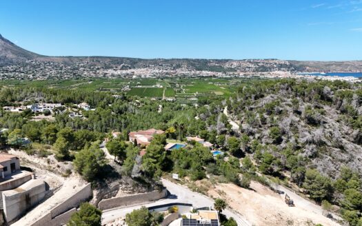 Prestigiosa parcela en venta con vistas al mar en Javea.