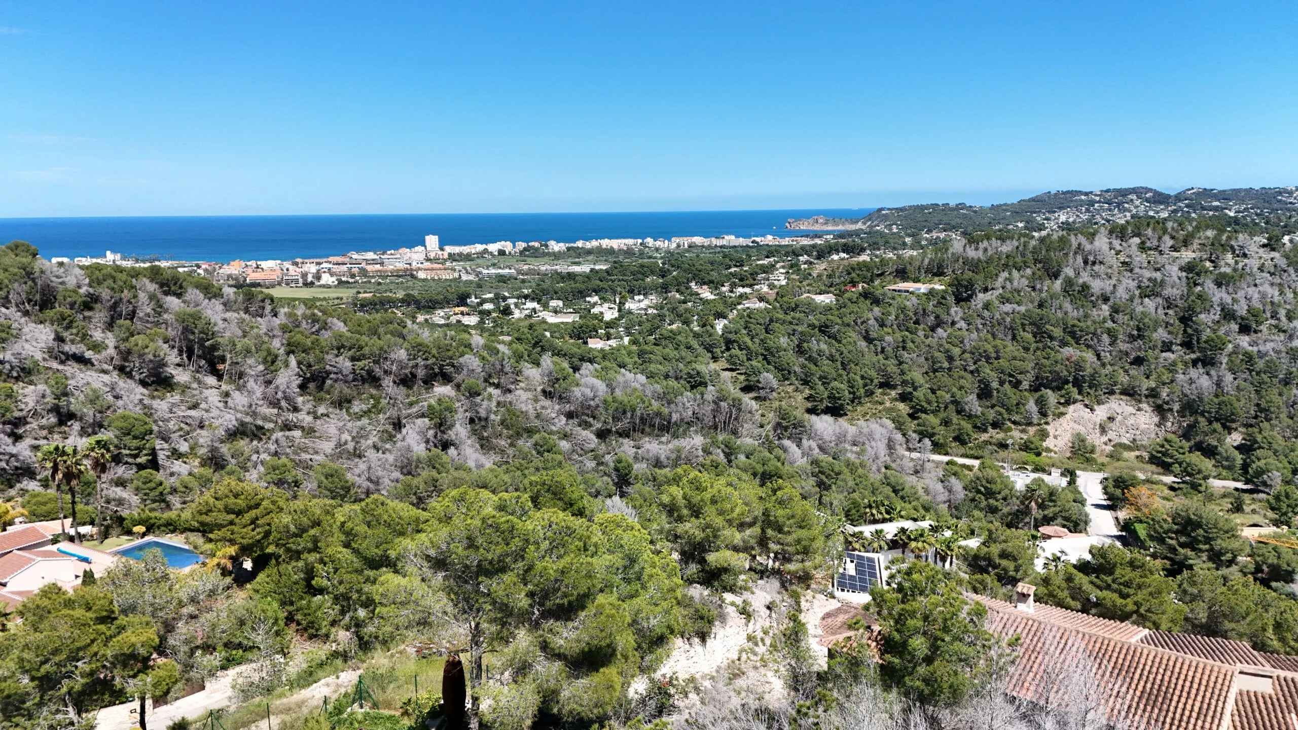 Prestigiosa parcela en venta con vistas al mar en Javea.