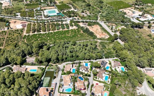 Parcela llana de 9.468 m² en venta en Jávea, a 2 minutos del Arenal.