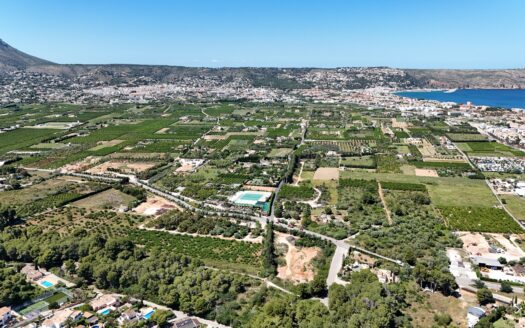 Parcela llana de 9.468 m² en venta en Jávea, a 2 minutos del Arenal.