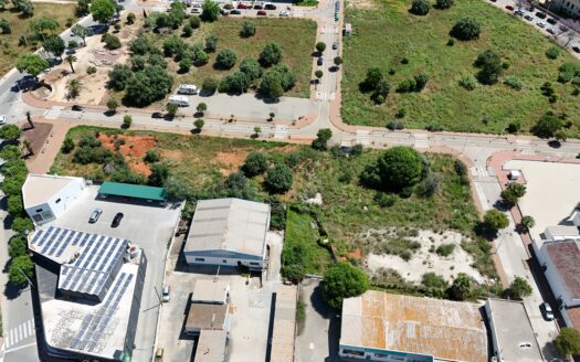 Parcelas comerciales en ubicación estratégica, a 5 minutos de la Playa de la Grava