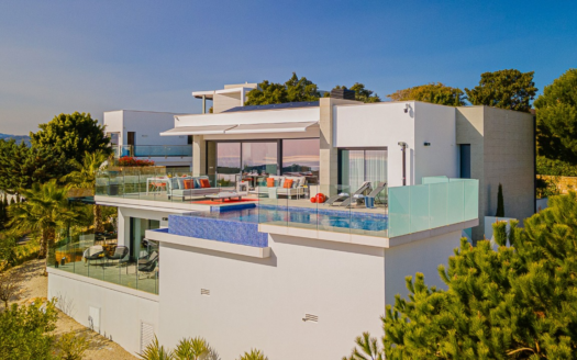 Villa de lujo en Jávea con piscina, terraza y vistas panorámicas.