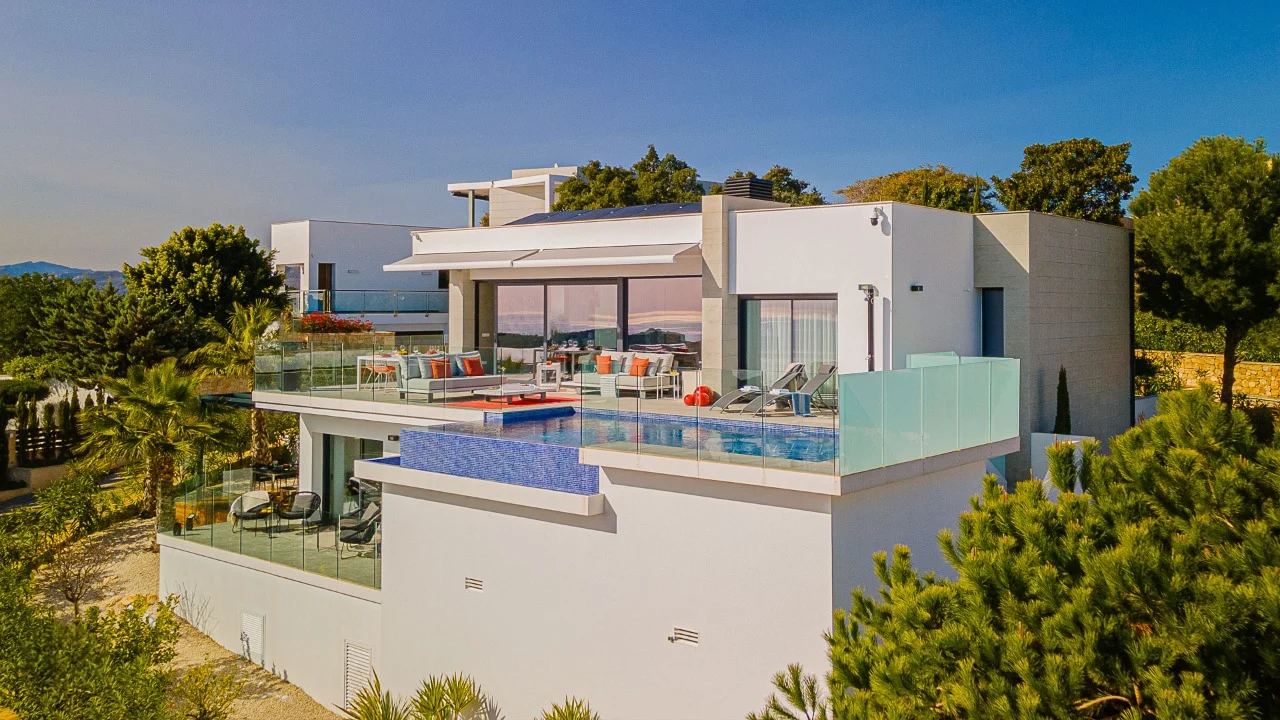 Villa de lujo en Jávea con piscina, terraza y vistas panorámicas.