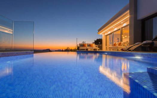 Villa de lujo en Jávea con piscina, terraza y vistas panorámicas.