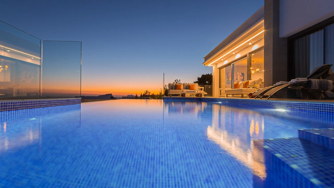 Villa de lujo en Jávea con piscina, terraza y vistas panorámicas.