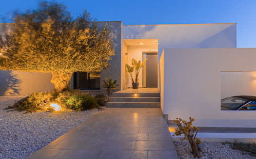 Villa de lujo en Jávea con piscina, terraza y vistas panorámicas.