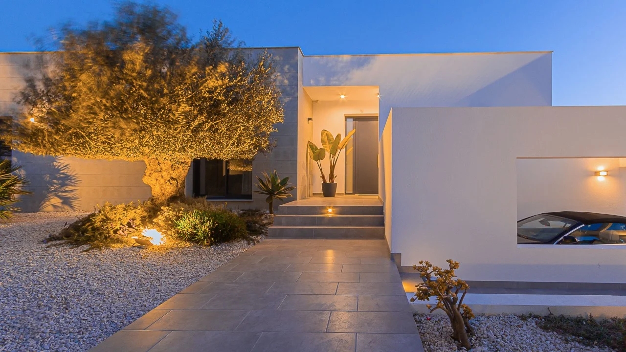 Villa de lujo en Jávea con piscina, terraza y vistas panorámicas.