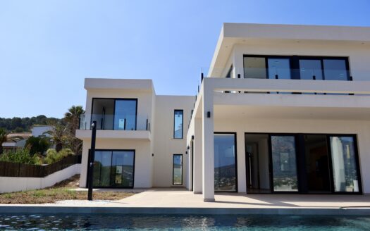 Villa  de obra nueva en Piver, Jávea, con piscina y vistas panorámicas al Montgó.