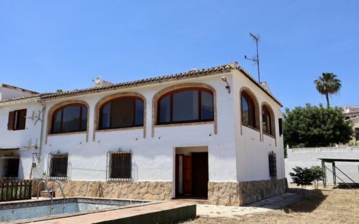 Chalet en venta con piscina en el centro de Javea.