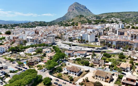 Chalet en venta con piscina en el centro de Javea.