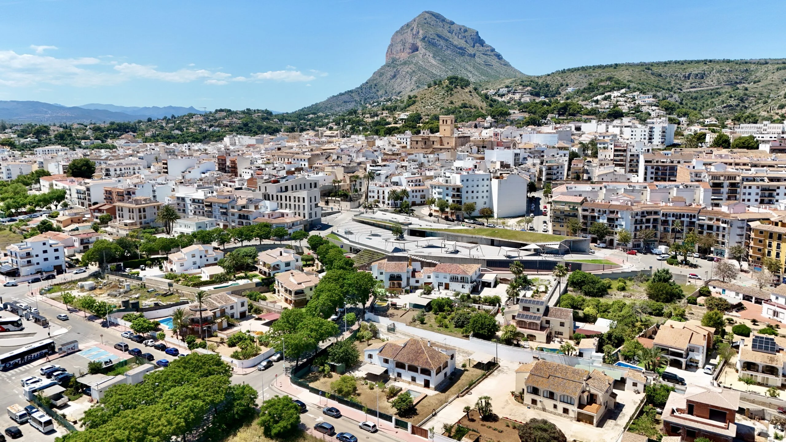 Chalet en venta con piscina en el centro de Javea.