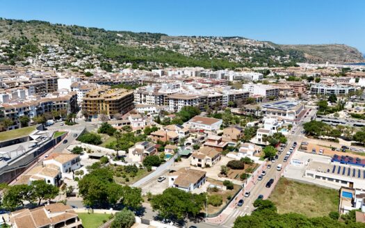 Chalet en venta con piscina en el centro de Javea.