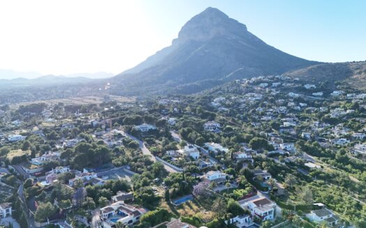 Parcela en venta en Javea a pocos pasos del casco antiguo y con vistas al mar.