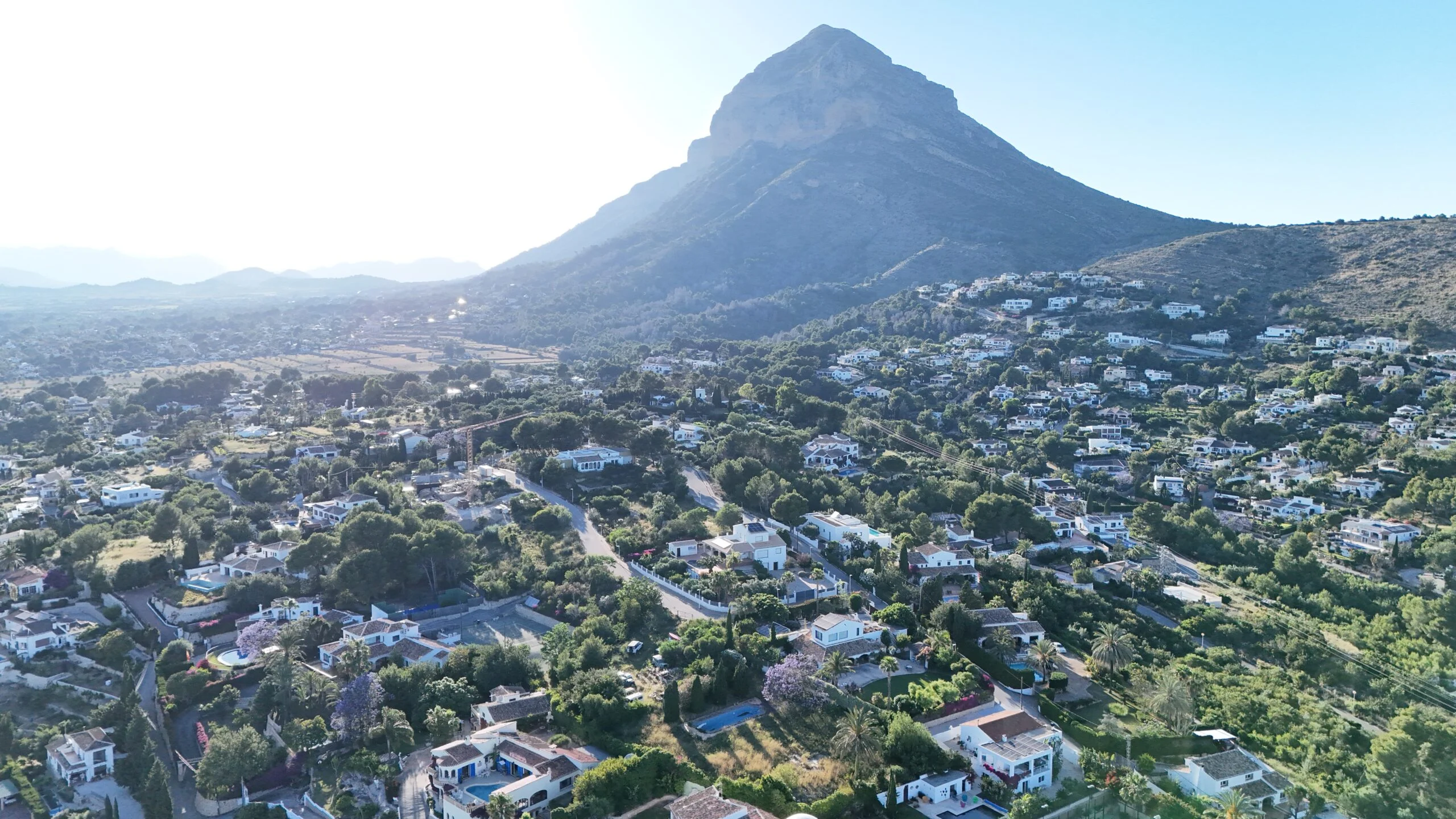 Parcela en venta en Javea a pocos pasos del casco antiguo y con vistas al mar.