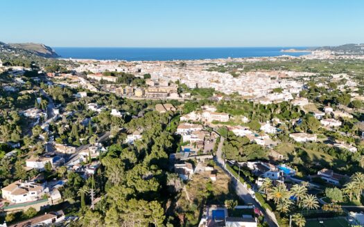 Parcela en venta en Javea a pocos pasos del casco antiguo y con vistas al mar.