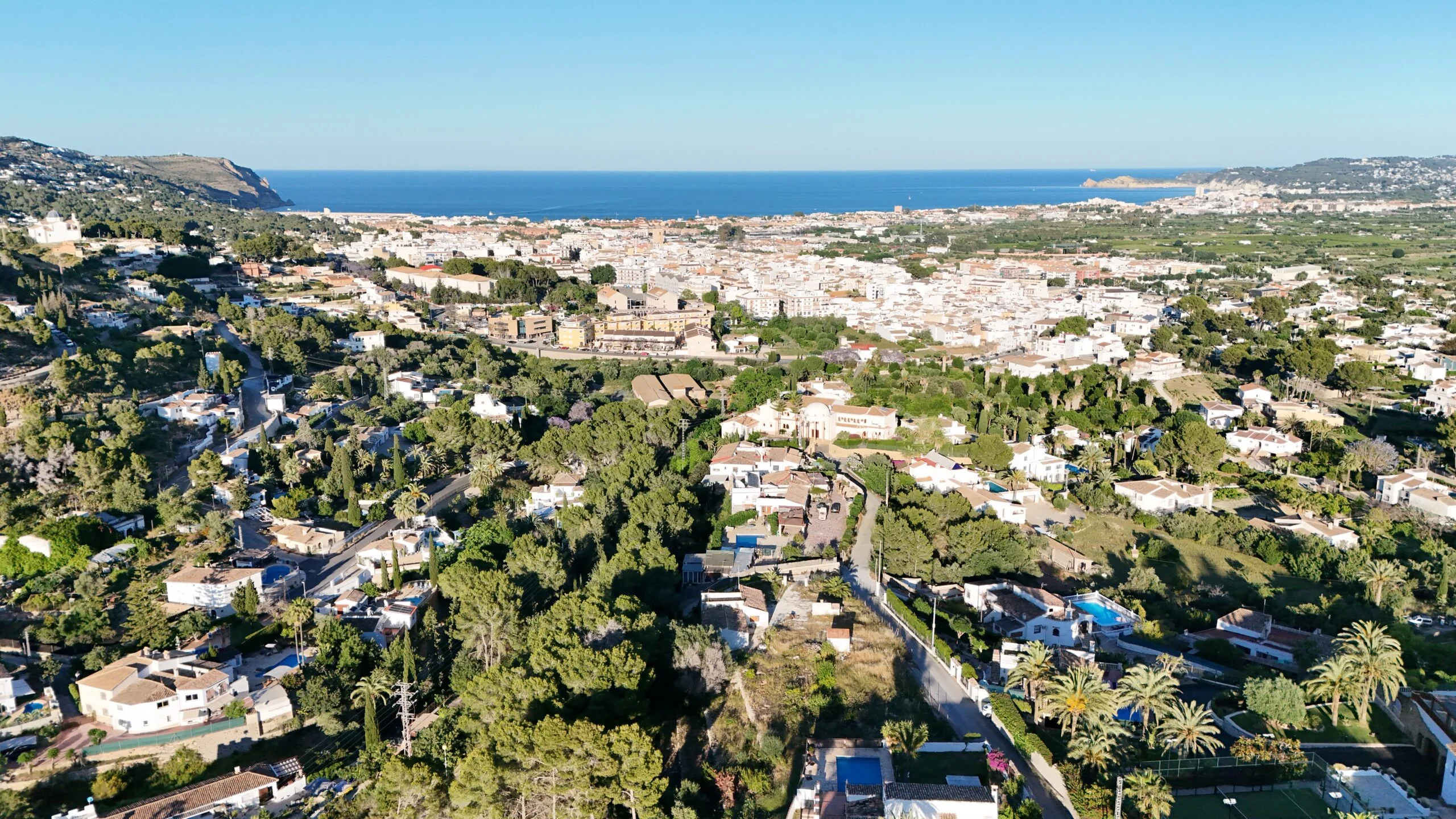 Parcela en venta en Javea a pocos pasos del casco antiguo y con vistas al mar.