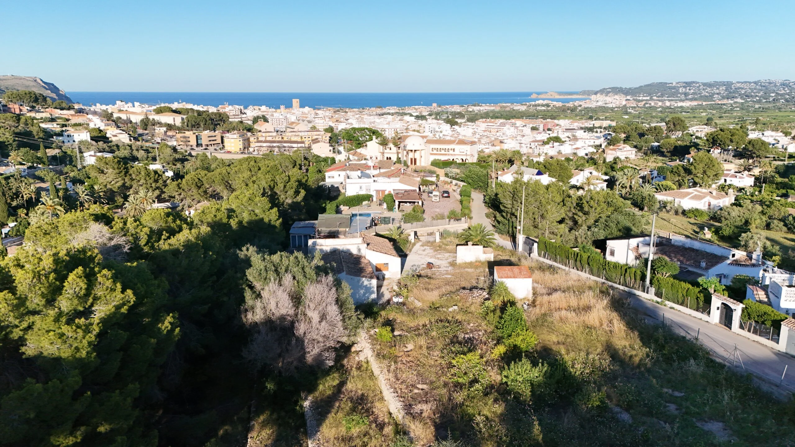Parcela en venta en Javea a pocos pasos del casco antiguo y con vistas al mar.