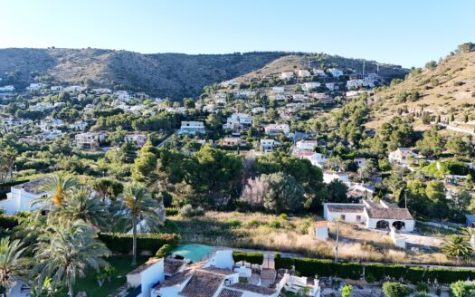Parcela en venta en Javea a pocos pasos del casco antiguo y con vistas al mar.