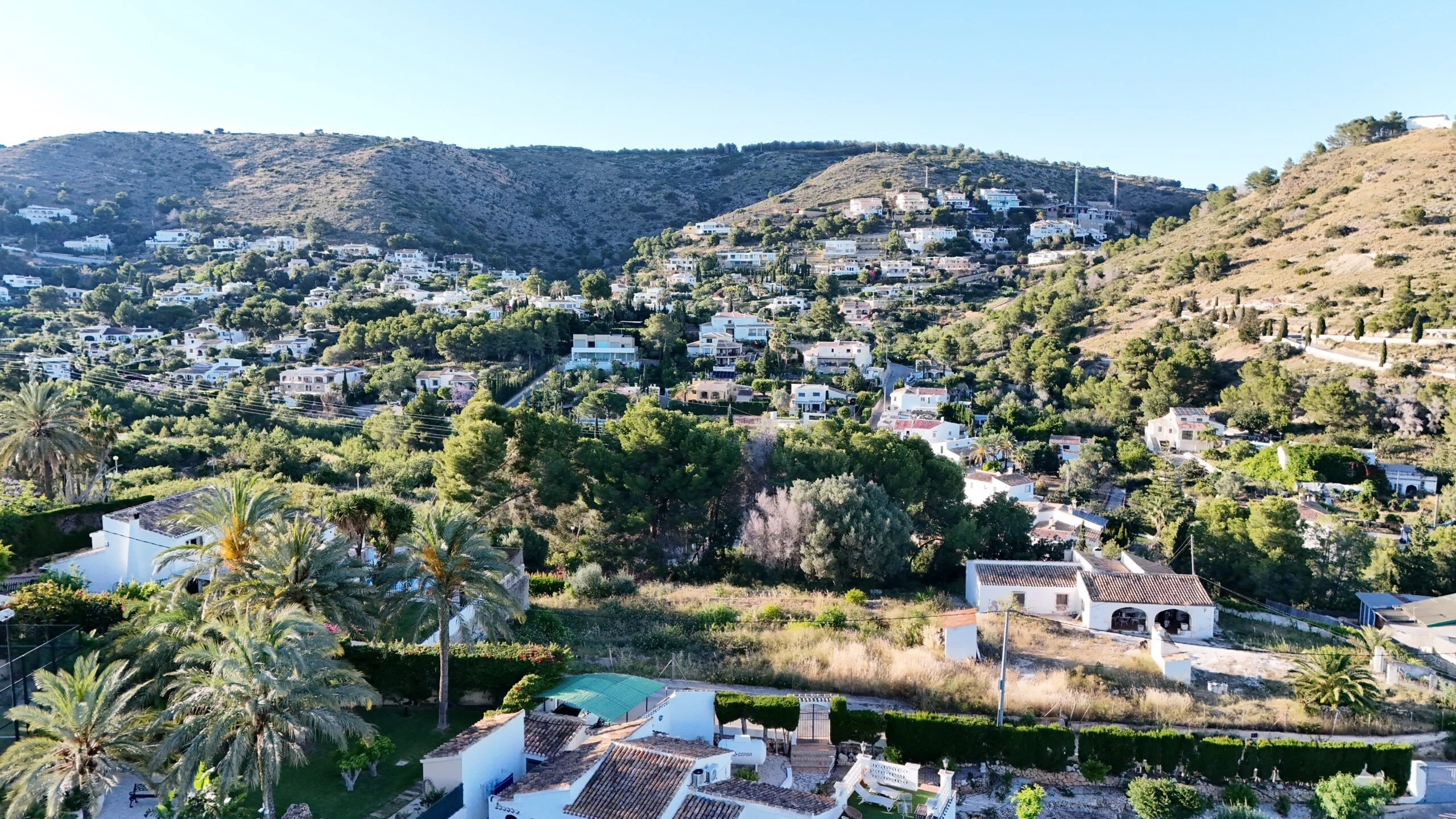 Parcela en venta en Javea a pocos pasos del casco antiguo y con vistas al mar.