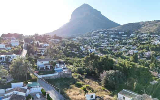 Parcela en venta en Javea a pocos pasos del casco antiguo y con vistas al mar.