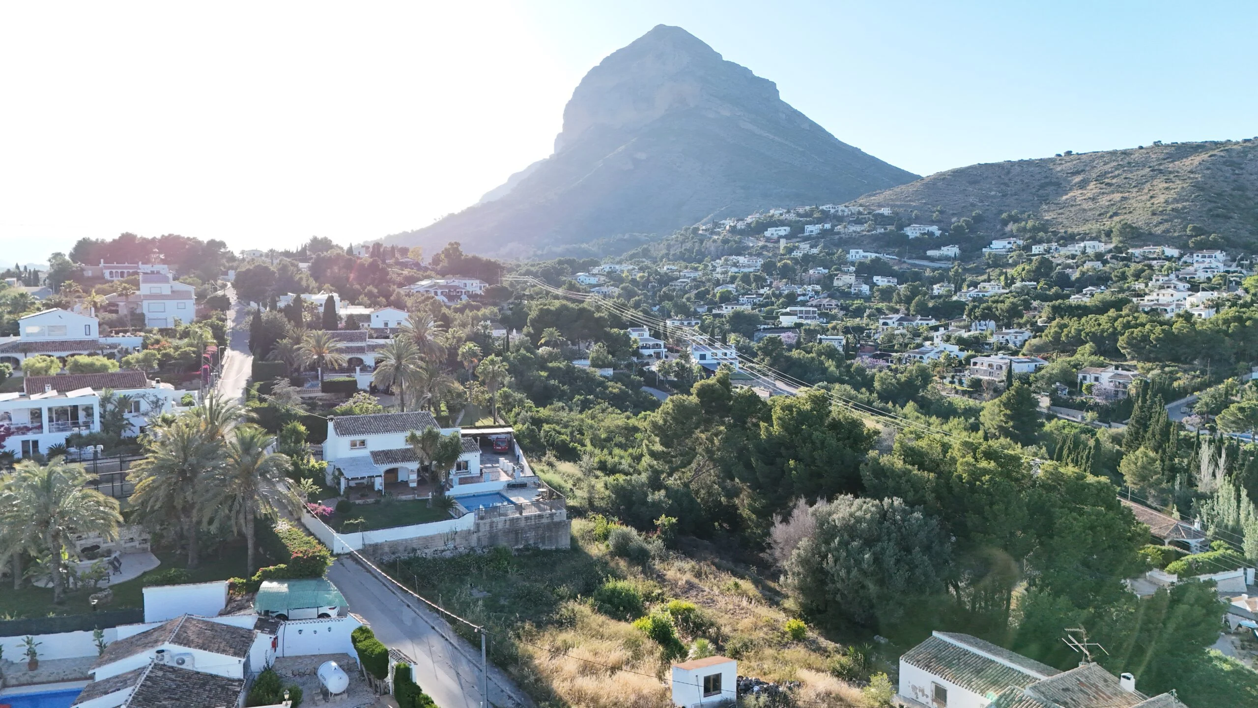 Parcela en venta en Javea a pocos pasos del casco antiguo y con vistas al mar.