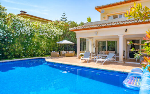 Exclusiva Villa en Jávea: Vistas Panorámicas a Minutos del Arenal.