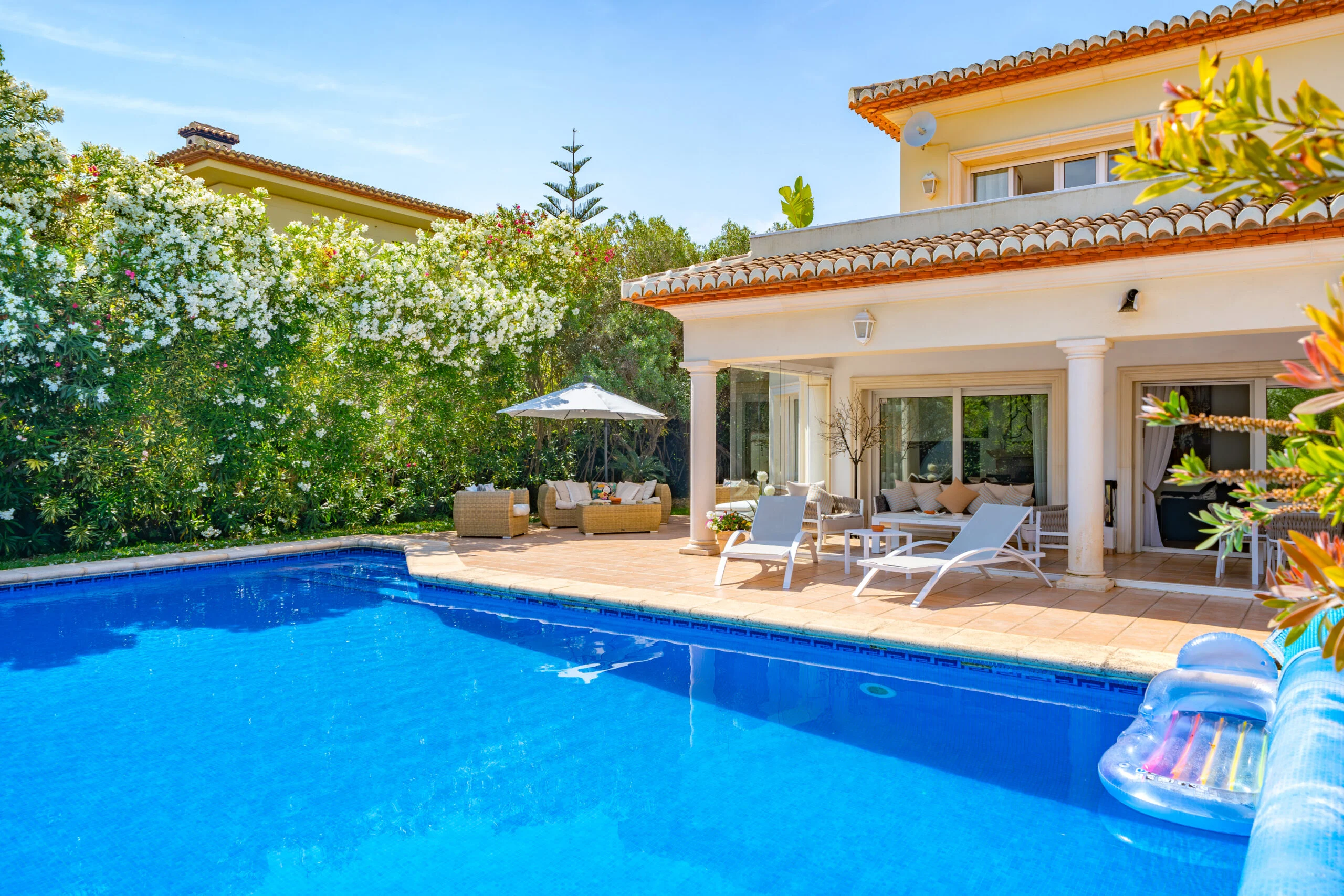 Exclusiva Villa en Jávea: Vistas Panorámicas a Minutos del Arenal.