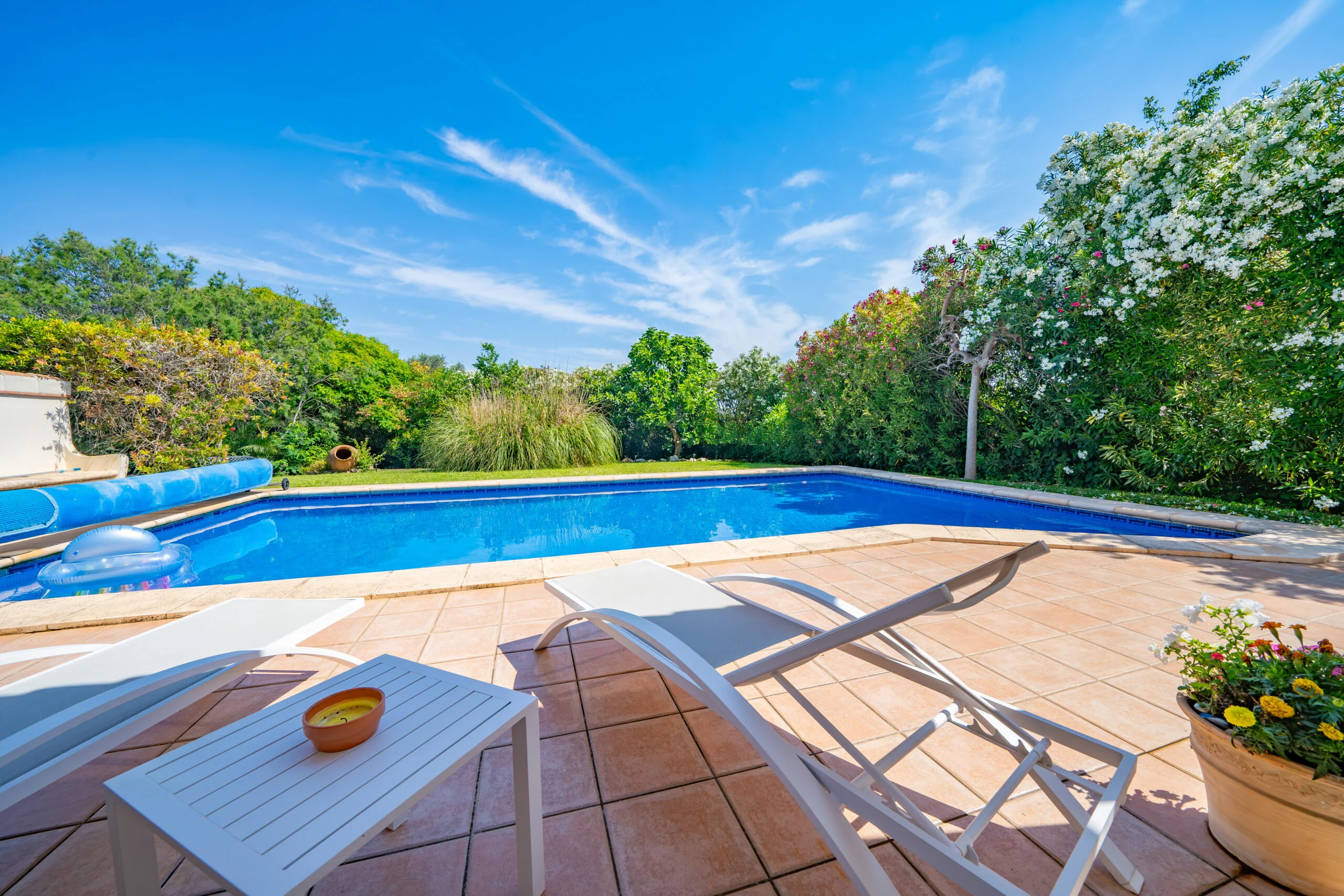 Exclusiva Villa en Jávea: Vistas Panorámicas a Minutos del Arenal.