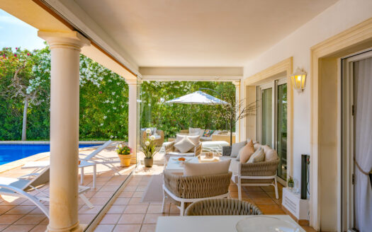 Exclusiva Villa en Jávea: Vistas Panorámicas a Minutos del Arenal.