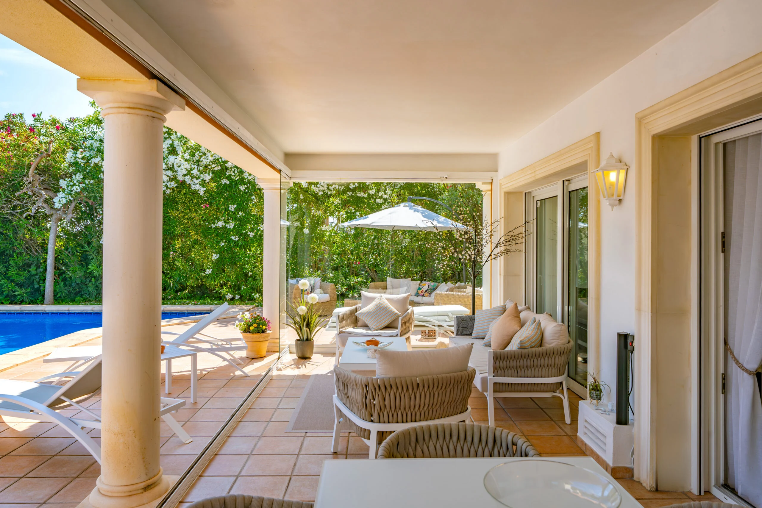 Exclusiva Villa en Jávea: Vistas Panorámicas a Minutos del Arenal.