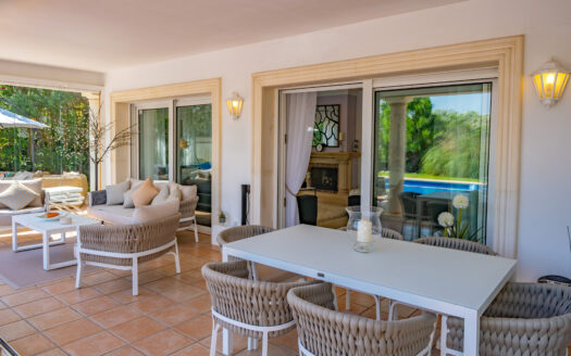 Exclusiva Villa en Jávea: Vistas Panorámicas a Minutos del Arenal.