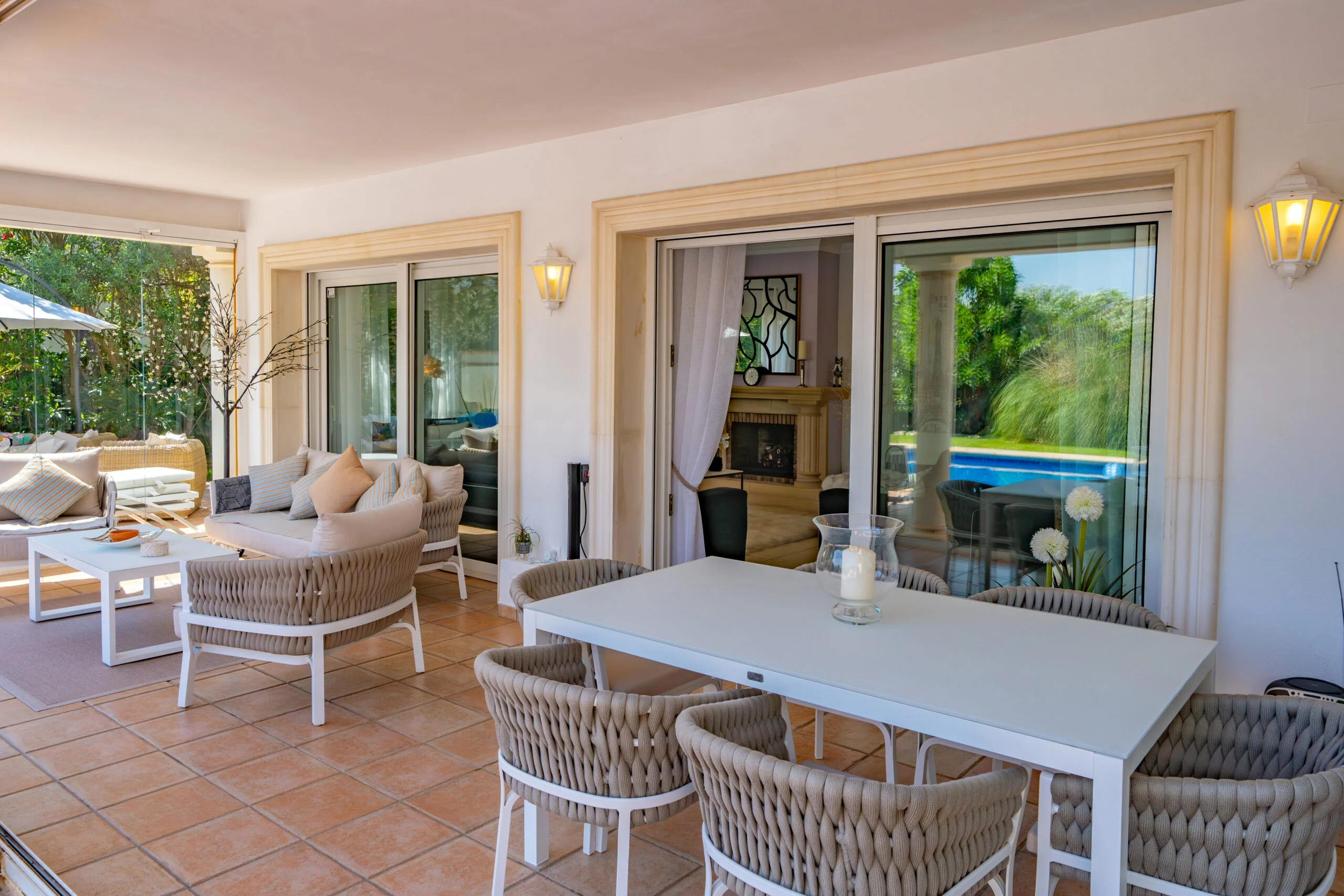 Exclusiva Villa en Jávea: Vistas Panorámicas a Minutos del Arenal.