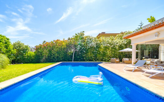 Exclusiva Villa en Jávea: Vistas Panorámicas a Minutos del Arenal.