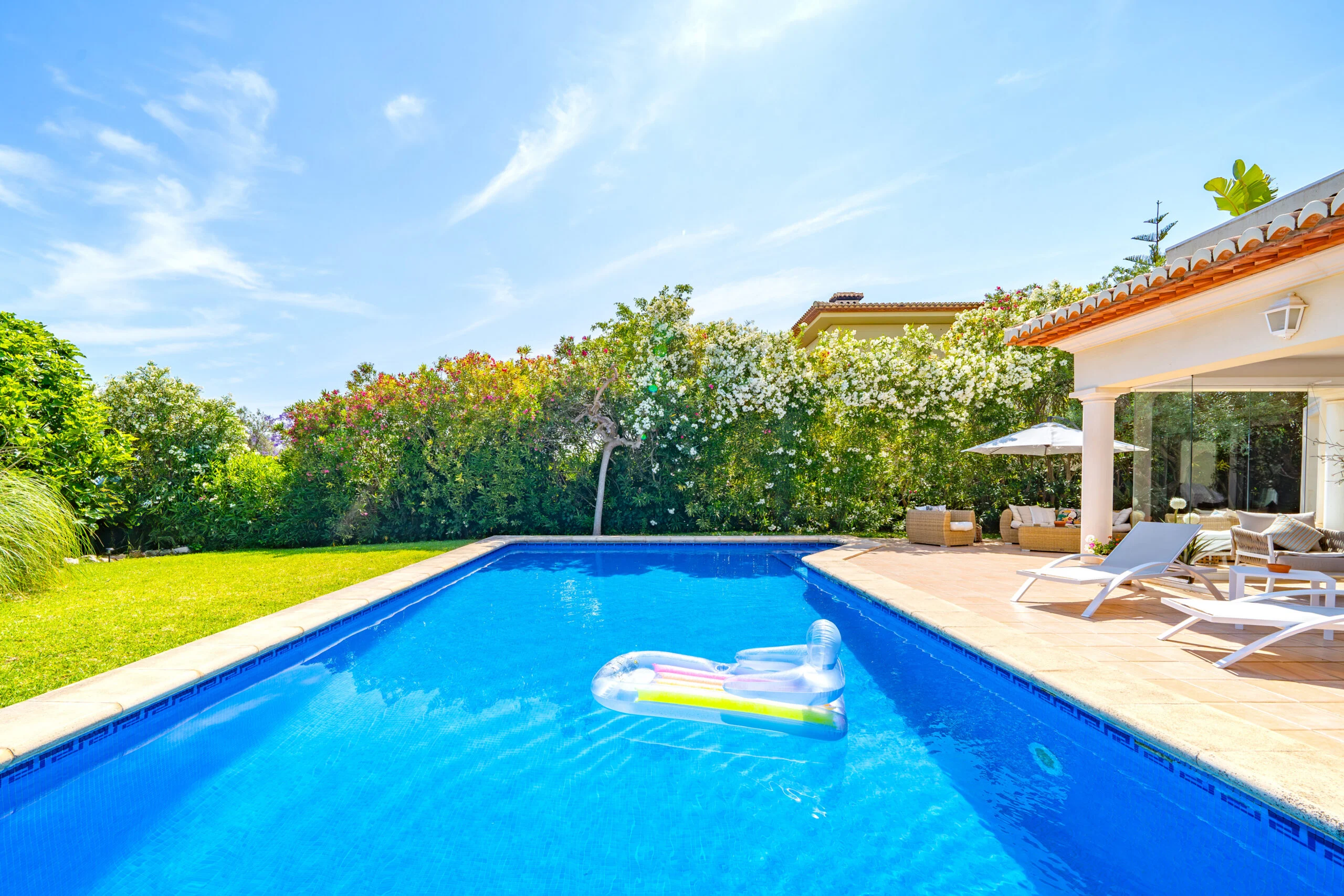 Exclusiva Villa en Jávea: Vistas Panorámicas a Minutos del Arenal.