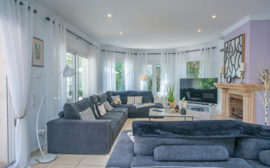 Exclusiva Villa en Jávea: Vistas Panorámicas a Minutos del Arenal.