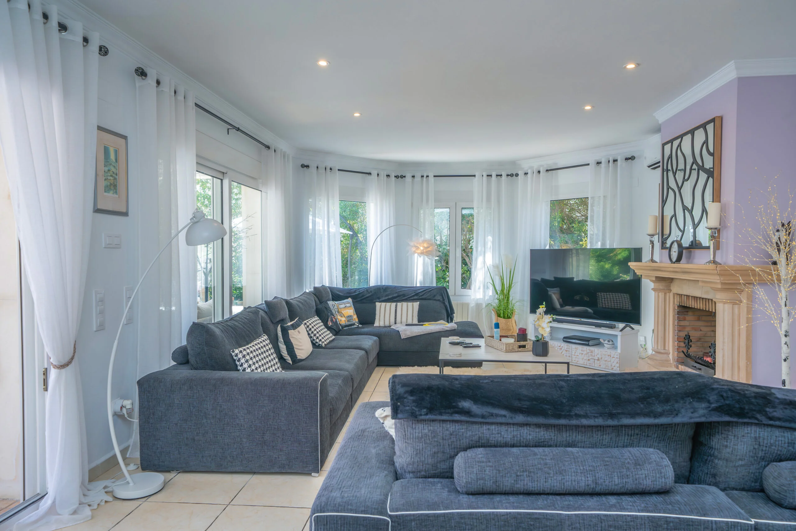 Exclusiva Villa en Jávea: Vistas Panorámicas a Minutos del Arenal.