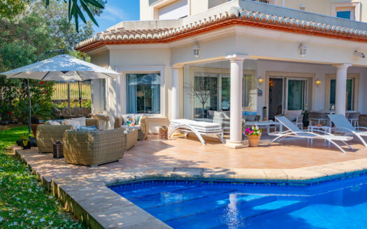 Exclusiva Villa en Jávea: Vistas Panorámicas a Minutos del Arenal.