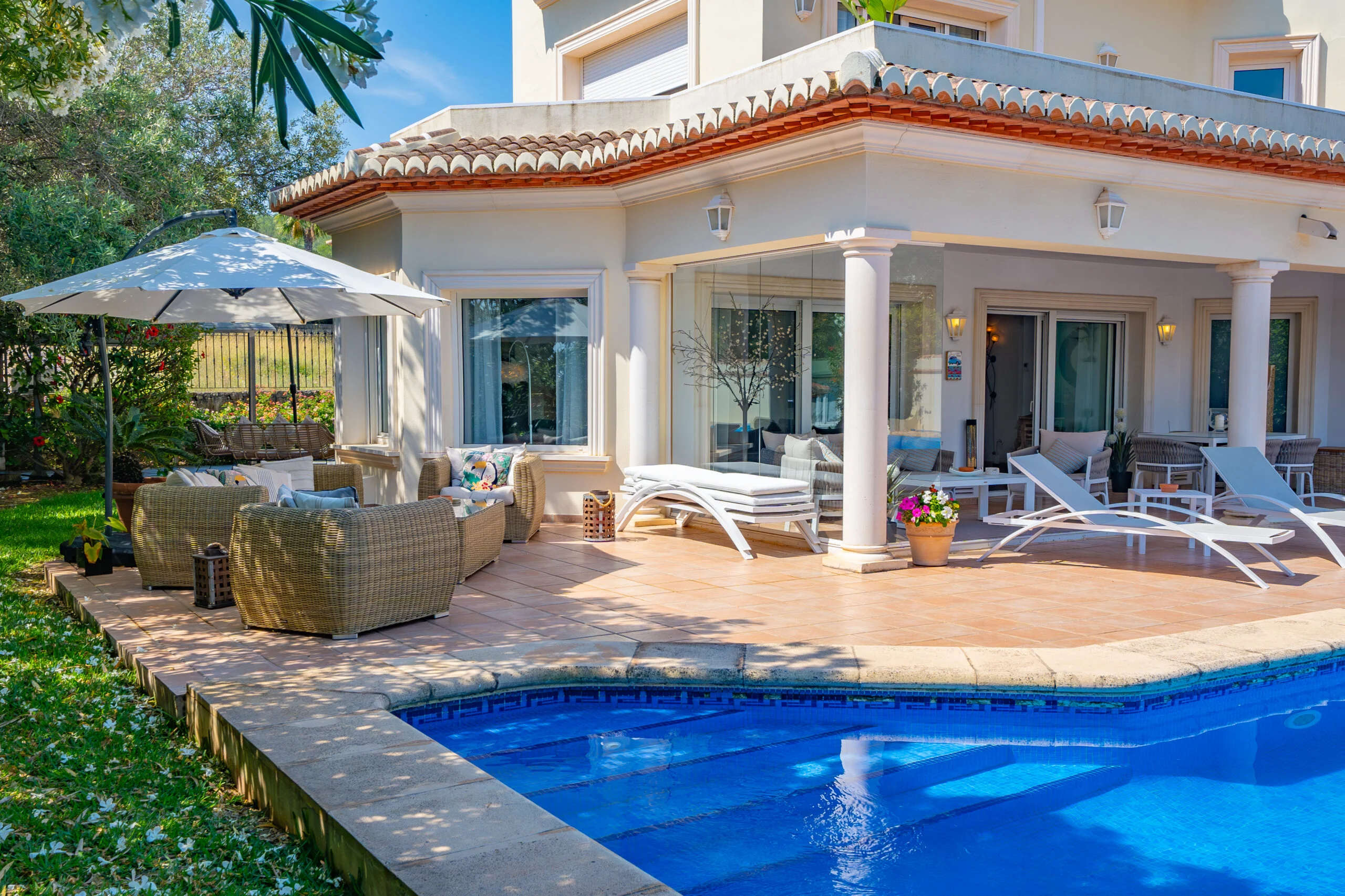 Exclusiva Villa en Jávea: Vistas Panorámicas a Minutos del Arenal.