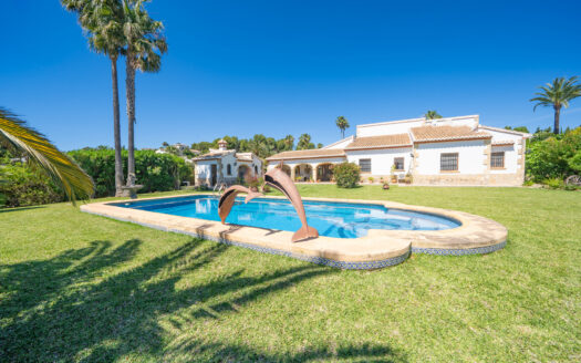 Encantadora Villa mediterránea con piscina privada y casa de invitados.