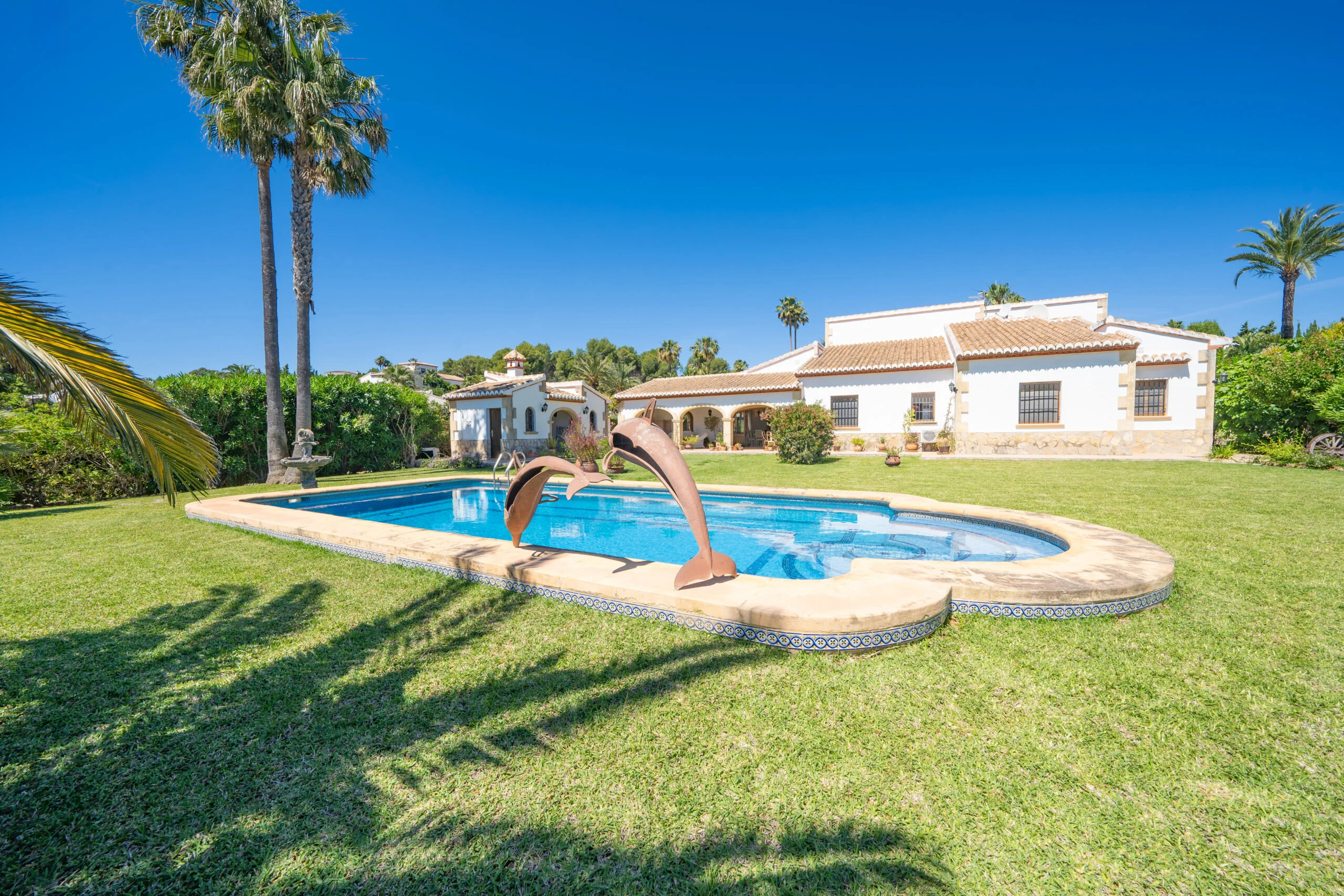 Encantadora Villa mediterránea con piscina privada y casa de invitados.
