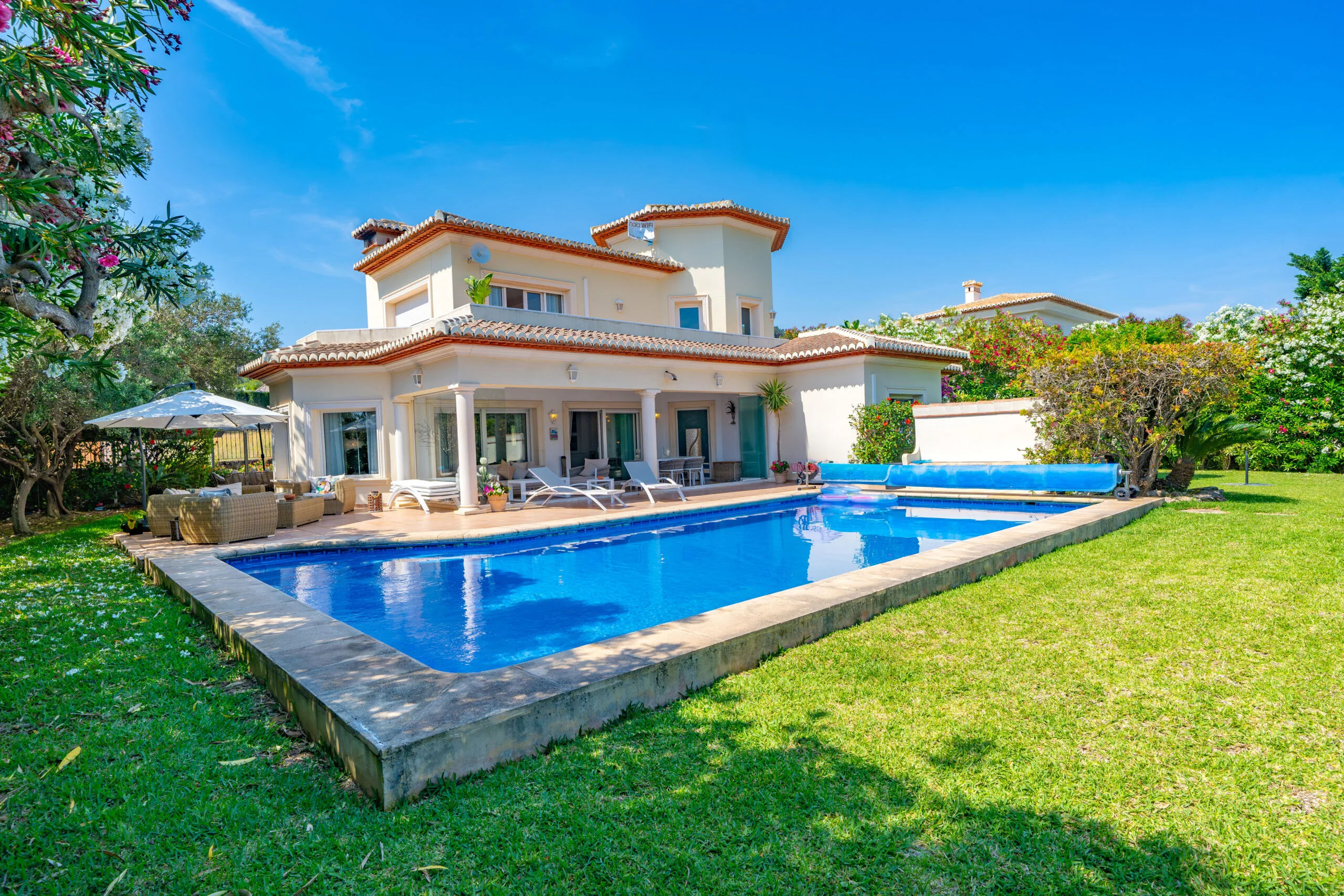 Exclusiva Villa en Jávea: Vistas Panorámicas a Minutos del Arenal.