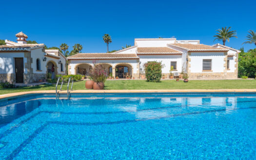 Encantadora Villa mediterránea con piscina privada y casa de invitados.