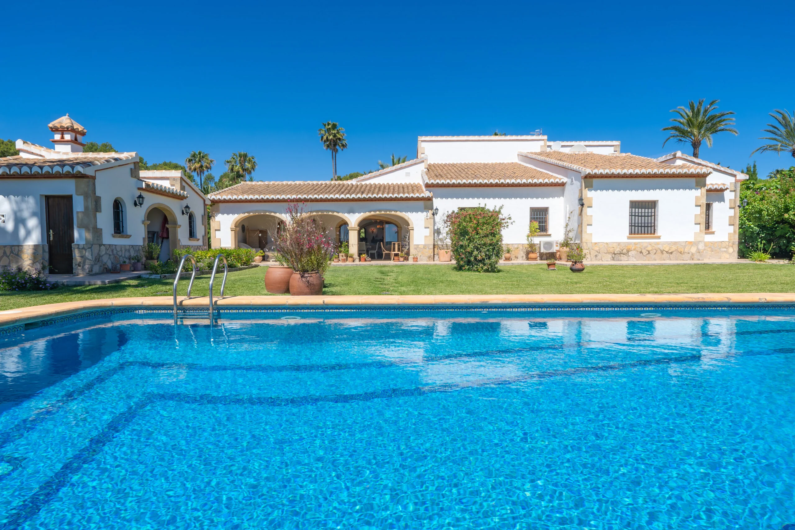 Encantadora Villa mediterránea con piscina privada y casa de invitados.