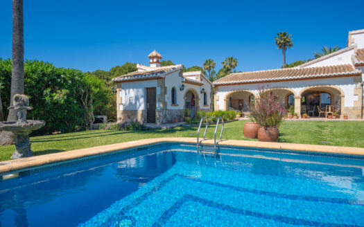 Encantadora Villa mediterránea con piscina privada y casa de invitados.
