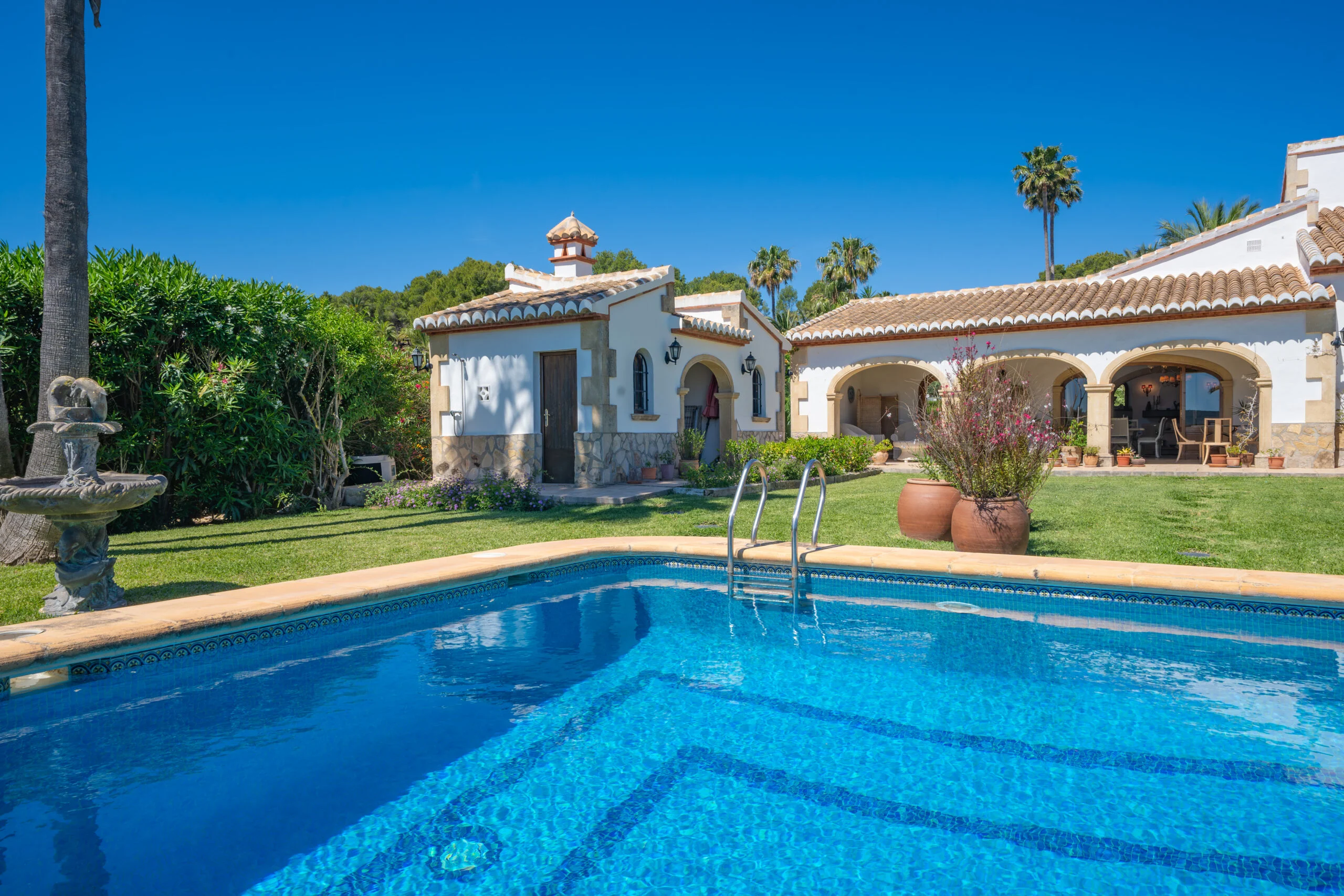 Encantadora Villa mediterránea con piscina privada y casa de invitados.