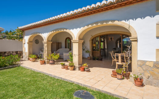 Encantadora Villa mediterránea con piscina privada y casa de invitados.